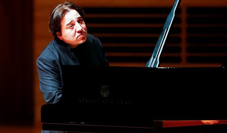 Fazıl Say Beethoven’ın 8. Piyano Sonatı’nı Yorumladı